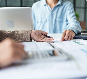 Logo biura rachunkowego Verte z napisem Verte i symbolem księgowości na niebieskim tle